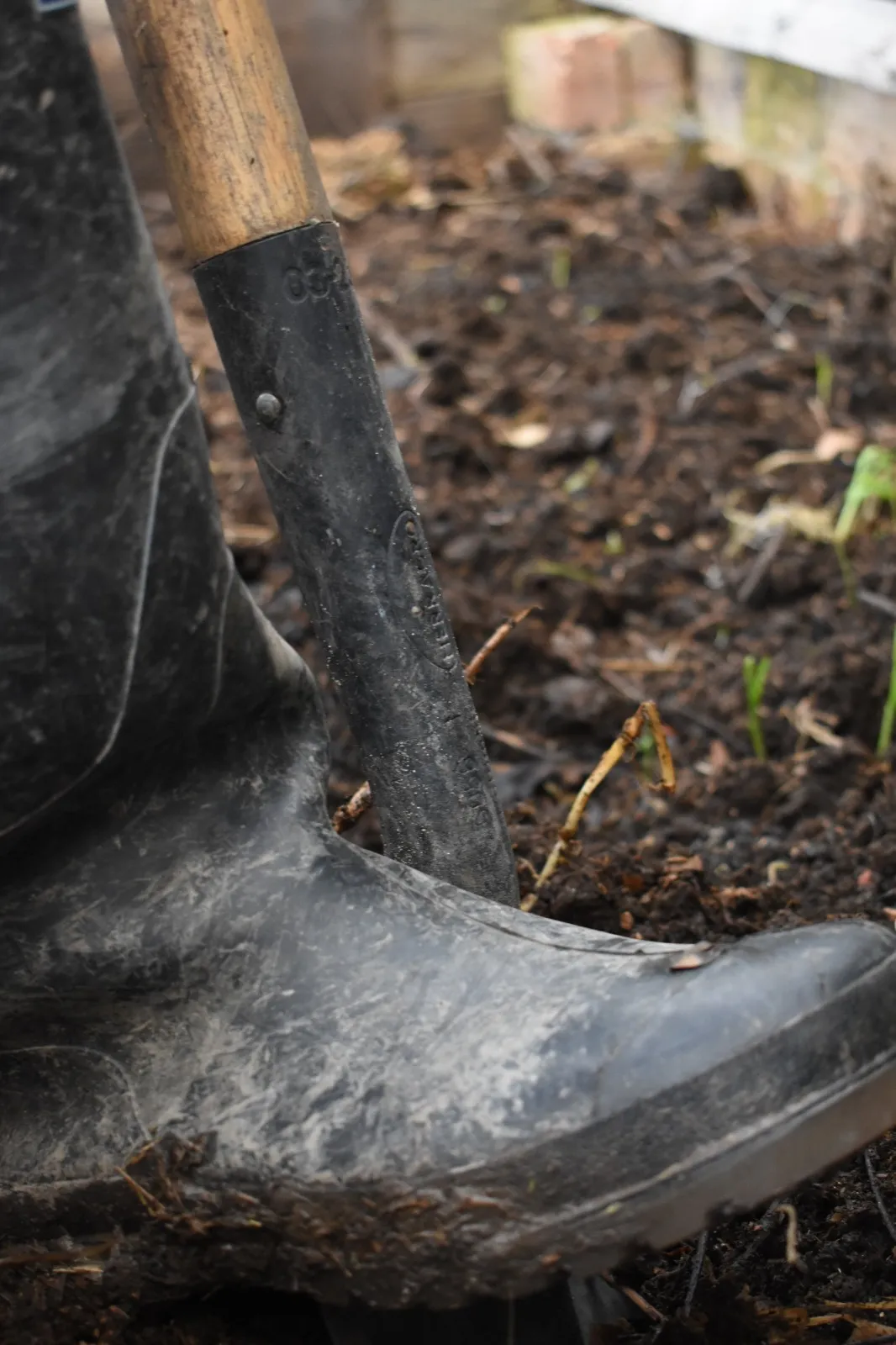 Trabajo del compost con pala en la unidad de producción